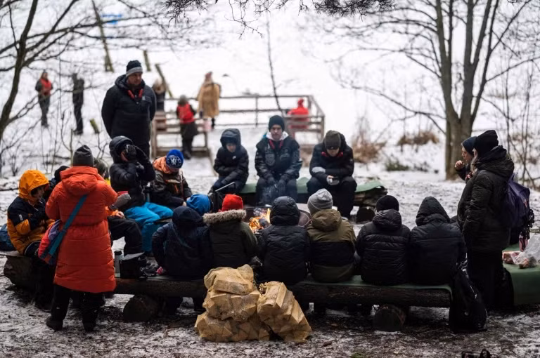 Hầu hết học sinh tỏ ra ngần ngại khi đến lượt mình, nhưng một khi hoàn thành thử thách, các em bình thản một cách đáng ngạc nhiên, dù lạnh cóng và ướt sũng. Chúng chạy vào bờ để thay quần áo khô và sưởi ấm bên một đống lửa. Ảnh: Getty.