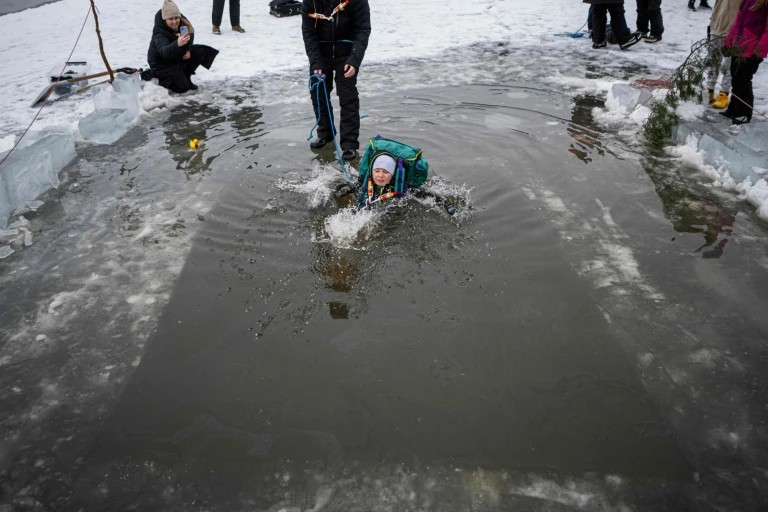 Nếu không có dụng cụ này, trèo lên khỏi mặt băng mà không bị trượt trở lại là rất khó khăn. Nhiều người Thụy Điển không bao giờ bước lên mặt băng nếu thiếu bộ dụng cụ như vậy.