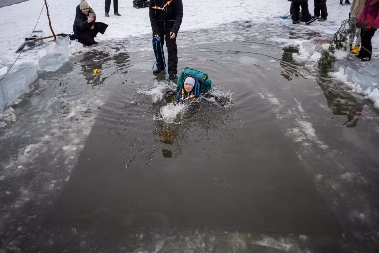 Nếu không có dụng cụ này, trèo lên khỏi mặt băng mà không bị trượt trở lại là rất khó khăn. Nhiều người Thụy Điển không bao giờ bước lên mặt băng nếu thiếu bộ dụng cụ như vậy.