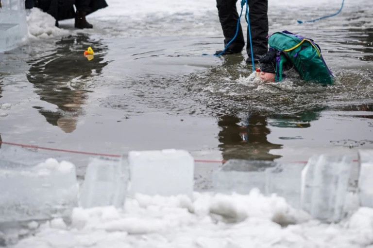 Marie Ericsson, mẹ Elton, đã đến để quay lại khoảnh khắc học kỹ năng của con trai. "Tiết học này cực kỳ quan trọng, là một kiến thức tốt, giúp phụ huynh chúng tôi cảm thấy an toàn hơn vì bọn trẻ thường xuyên chơi quanh khu vực có nhiều hồ", cô nói.