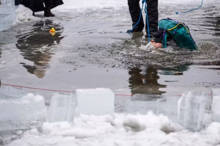 Marie Ericsson, mẹ Elton, đã đến để quay lại khoảnh khắc học kỹ năng của con trai. "Tiết học này cực kỳ quan trọng, là một kiến thức tốt, giúp phụ huynh chúng tôi cảm thấy an toàn hơn vì bọn trẻ thường xuyên chơi quanh khu vực có nhiều hồ", cô nói.