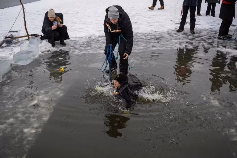 Đối với các học sinh, nhảy xuống hồ băng không bắt buộc nhưng hầu hết các em đều thích thú với việc lao mình xuống làn nước buốt giá.