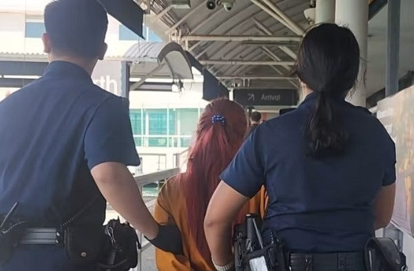 Singapore: Tat nuoc soi vao nguoi chong, nguoi phu nu linh 8 thang tu