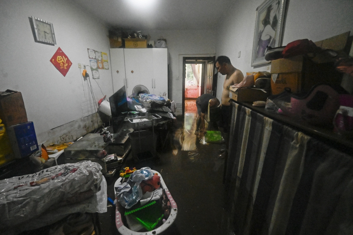 Trong ngày 30/7, tổng cộng 52 chuyến bay đã bị hủy tại sân bay quốc tế thủ đô Bắc Kinh do mưa liên tục và cảnh báo đỏ về mưa bão.