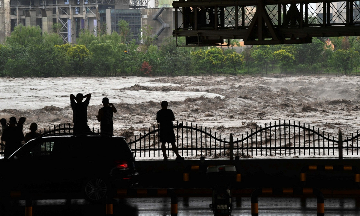 Cơ quan Khí tượng Trung Quốc cho biết, mưa lớn tiếp tục đổ xuống ở Bắc Kinh cũng như ở Hà Bắc, Thiên Tân và miền Đông Sơn Tây khi bão Doksuri tan dần ở khu vực miền Bắc Trung Quốc.