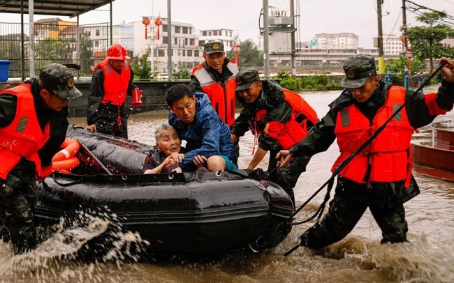 Cứu hộ sơ tán cư dân bị mắc kẹt do nước lũ ở thị trấn Xincuo, thành phố Phúc Thanh, tỉnh Phúc Kiến, Trung Quốc, ngày 29/7. Ảnh: Reuters, Tân Hoa Xã.