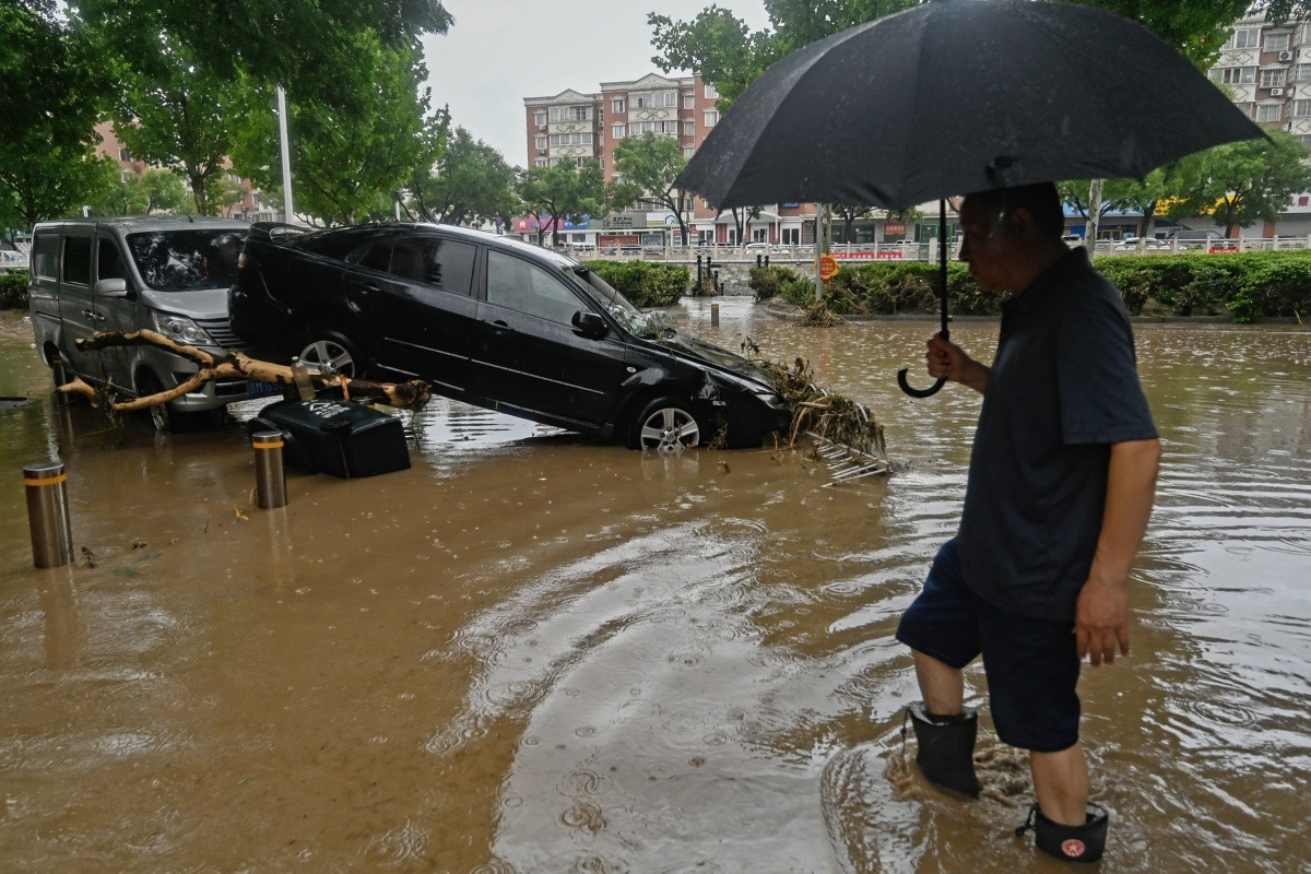 Hơn 4.000 công trường xây dựng phải tạm dừng hoạt động, gần 20.000 tòa nhà được kiểm tra thiệt hại và các danh lam thắng cảnh trong thành phố bị đóng cửa do bão Doksuri.