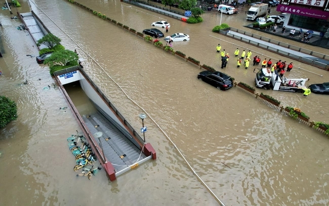 Trước đó, vào ngày 27/7, Cơ quan khí tượng Trung Quốc đã nâng mức ứng phó khẩn cấp với bão Doksuri lên cấp báo động đỏ, cấp cao nhất sau khi Doksuri mạnh lên thành siêu bão.