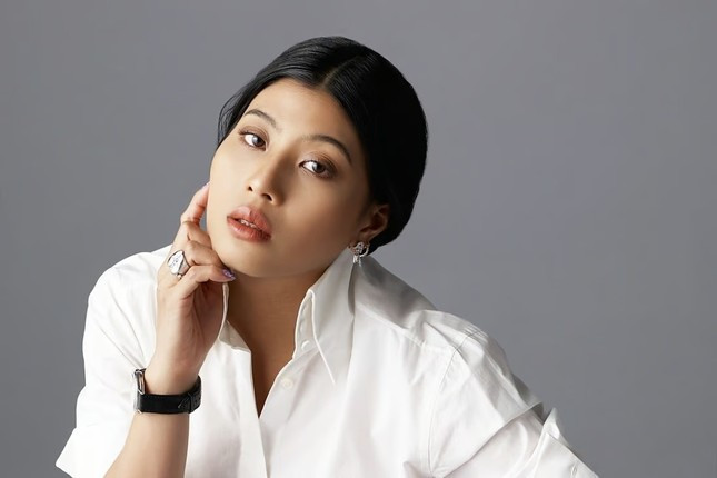 Không chỉ xinh đẹp và được vua cha trọng dụng, công chúa 8X này còn đạt được nhiều thành tựu đáng nể trong ngành thiết kế thời trang.