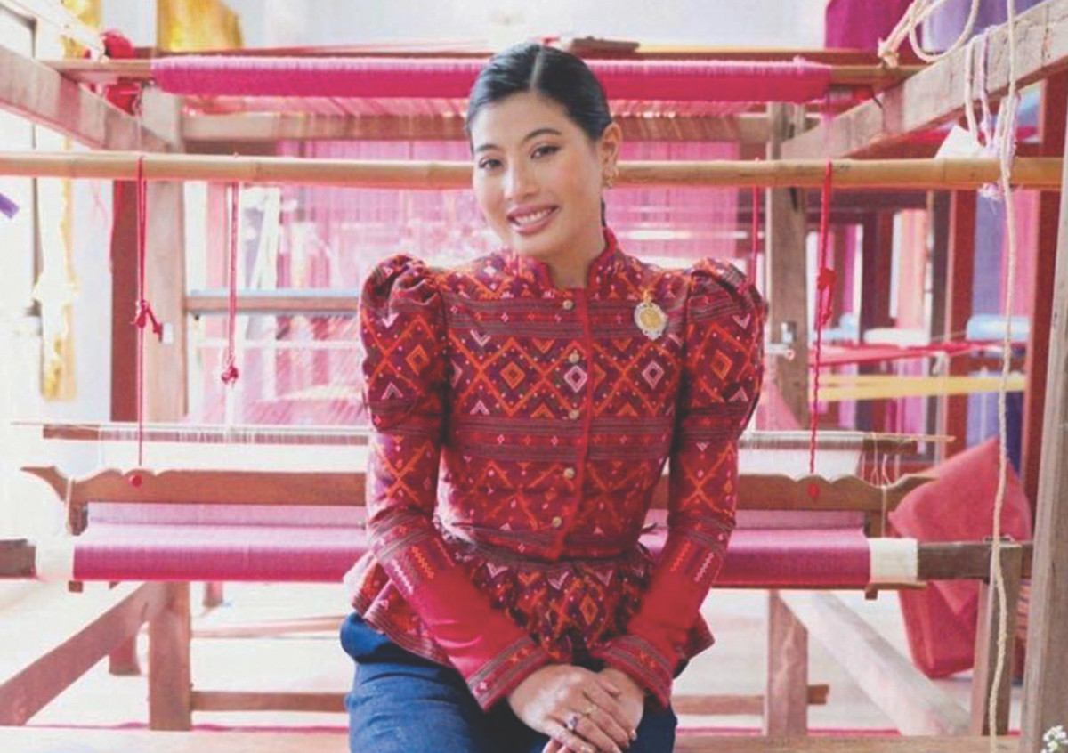 Cô là con thứ 2 trong số 7 người con của quân vương Thái Lan, chỉ sau Công chúa Bajrakitiyabha Narendira Debyavati, người đang hôn mê do gặp vấn đề về tim mạch kể từ khi nhập viện vào tháng 12/2022.