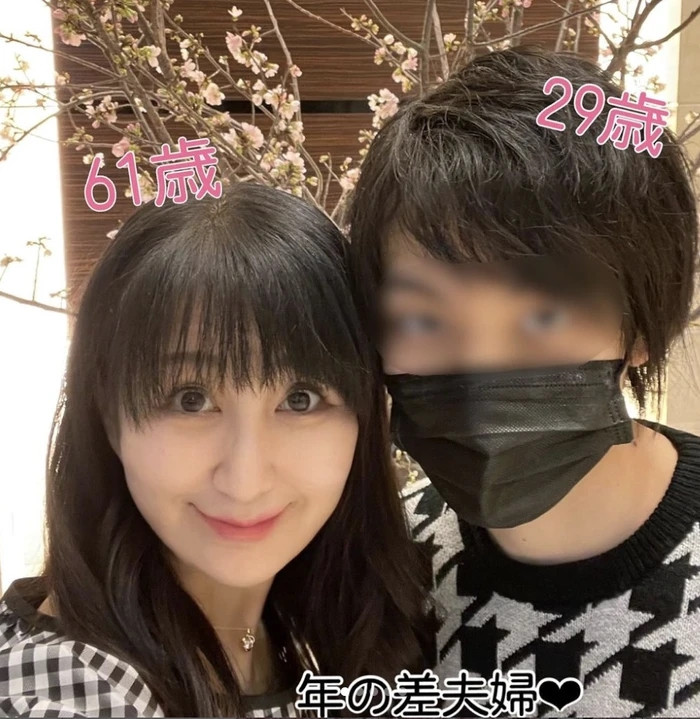 “Quý bà” 61 tuổi gây sốc vì cưới chồng ít tuổi hơn con trai - Hình 2 “Quy ba” 61 tuoi gay soc vi cuoi chong it tuoi hon con trai-Hinh-2