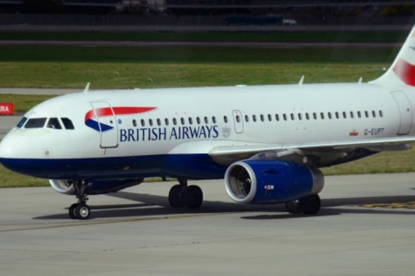 Nữ tiếp viên say xỉn độ cao hơn 9.000m, phi công gọi cảnh sát Nu tiep vien say xin do cao hon 9.000m, phi cong goi canh sat