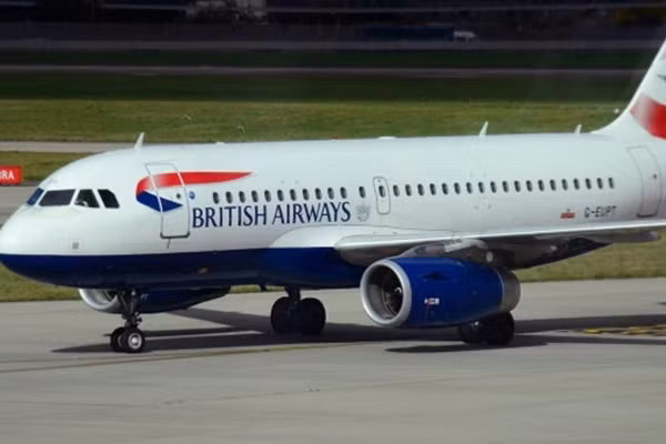 Nu tiep vien say xin do cao hon 9.000m, phi cong goi canh sat