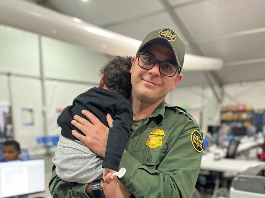 Xót xa bé trai 1 tuổi bị bọn buôn người bỏ rơi ở mép sông Xot xa be trai 1 tuoi bi bon buon nguoi bo roi o mep song