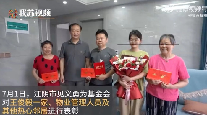 Nghet tho giai cuu cau be mac ket o ban cong tang 14-Hinh-2