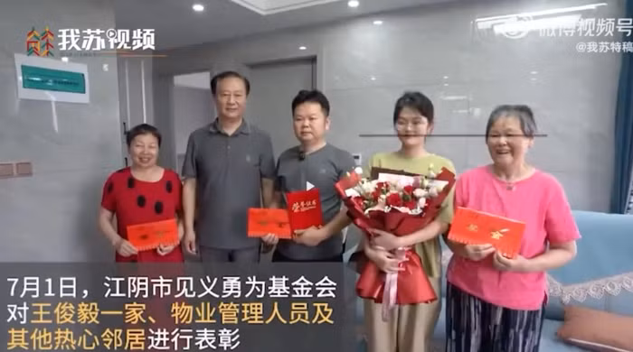 Nghet tho giai cuu cau be mac ket o ban cong tang 14-Hinh-2