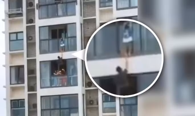 Nghet tho giai cuu cau be mac ket o ban cong tang 14