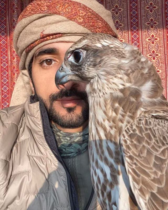 Thái tử Fazza nổi tiếng yêu động vật. Do đó, nơi anh sống có cả vườn thú tư nhân chứa đầy vật nuôi kỳ lạ như hổ, sư tử, khỉ đột và khỉ. Khu vườn từng được giới thiệu trong vlog của một YouTuber Dubai.