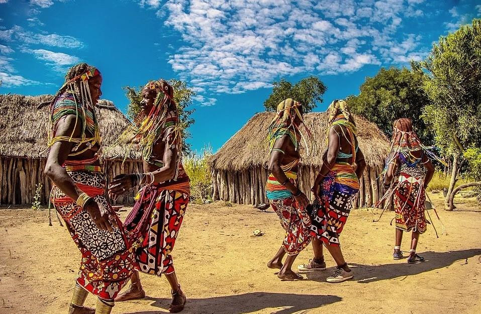 Bo lac ky la: Phu nu dung phan bo de tao kieu toc-Hinh-2