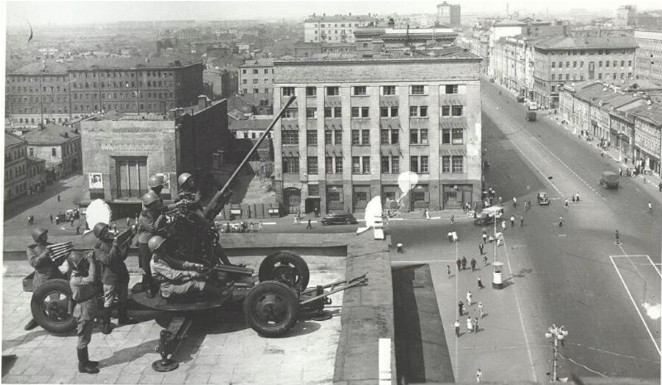 Những người bảo vệ bầu trời Moscow trên nóc một tòa nhà dân cư.