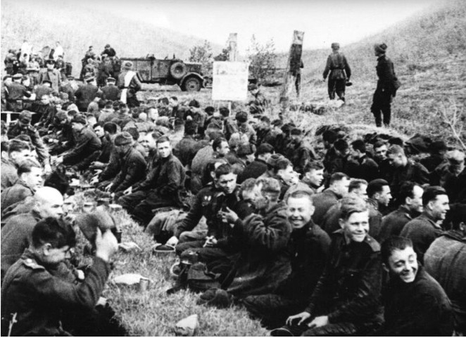 Lính xe tăng kỷ niệm Ngày Lao động gần Kursk.