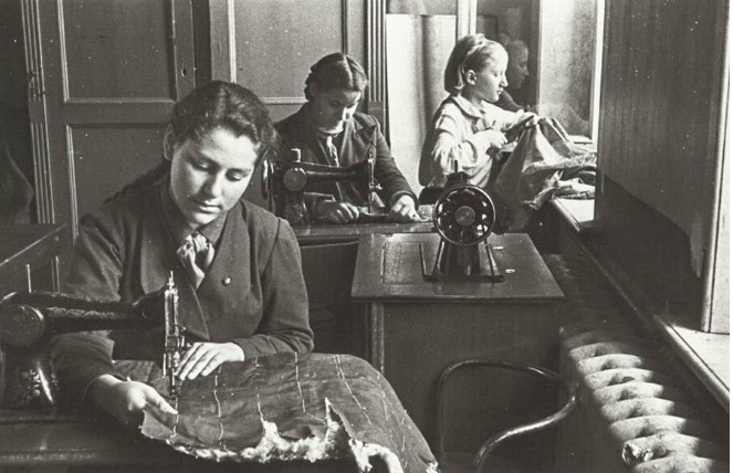 Các nữ sinh may đồng phục.