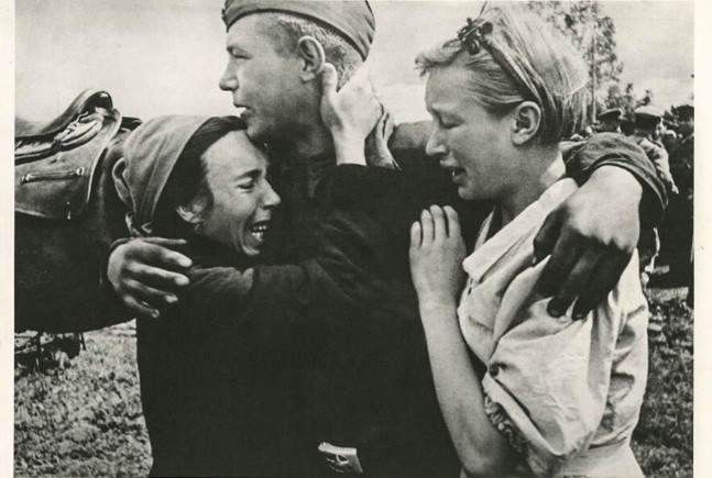 Hạnh phúc của một gia đình đoàn tụ giữa Thế chiến II.