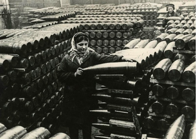 Một nữ công nhân chuẩn bị đạn pháo tại Nhà máy Quốc phòng Chelyabinsk.