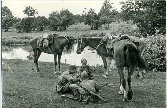 Những người lính của đơn vị cưỡi ngựa đang nghỉ giải lao.