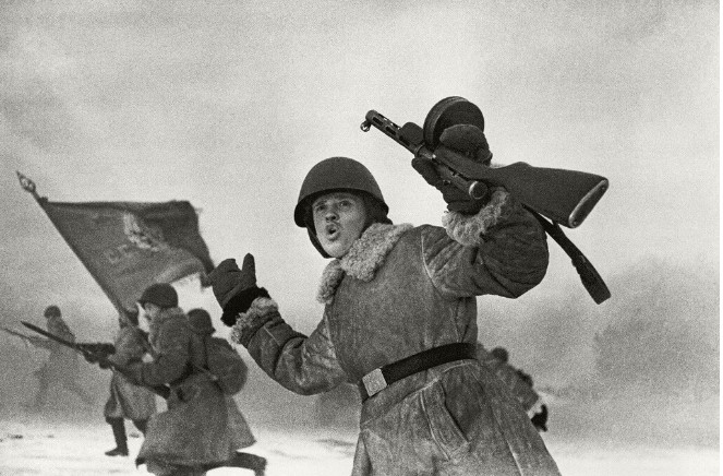 Vào tháng 1/1943, Hồng quân Liên Xô đã phá vỡ Cuộc vây hãm Leningrad, kéo dài từ năm 1941, khi thành phố lớn này không còn nguồn tiếp tế nào.