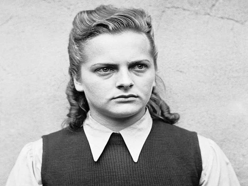 Một trong những nữ tội phạm chiến tranh khét tiếng nhất là Irma Grese, một lính canh tại khu trại tập trung Ravensbruck. Năm 1945, ở tuổi 22, Irma là người trẻ tuổi nhất bị xử tử hình theo luật pháp Anh vào thế kỷ 20.