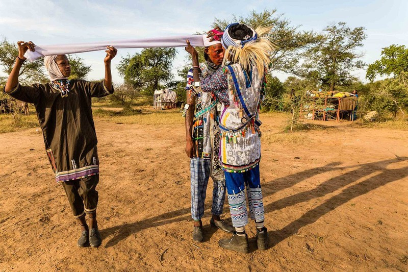 Để đạt được ngôi vị cao nhất, các thí sinh thường dậy rất sớm để trang điểm, tết tóc và mặc những trang phục sặc sỡ. Họ còn đeo những món đồ trang sức như vòng cổ làm từ da, đồng thau, lông vũ…