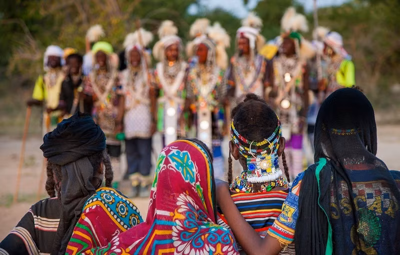 Dan ong bo lac chau Phi thich trang diem hon phu nu-Hinh-5
