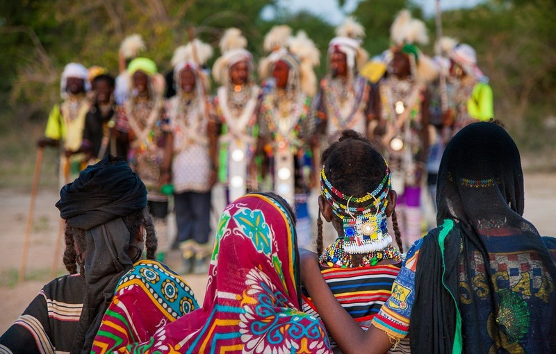 Thậm chí, nam giới nơi này luôn mang theo bên mình một chiếc gương để có thể trang điểm bất cứ khi nào cần thiết.