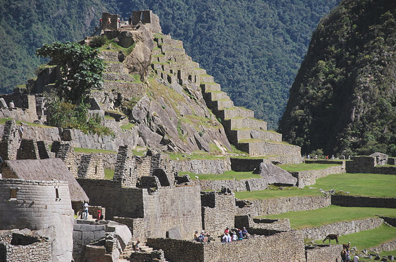 Vào thời kỳ phát triển cực thịnh, Cuzco là nơi sinh sống của khoảng 150.000 người. Thành phố cổ này nổi tiếng với nhiều cung điện, đền thờ lớn.