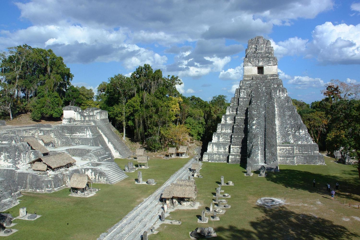 Tikal ở Guatemala là một trong những thành phố lớn nhất của đế chế Maya. Người Maya đã sinh sống tại thành phố này trong 7 thế kỷ, khoảng từ năm 200 - 900.