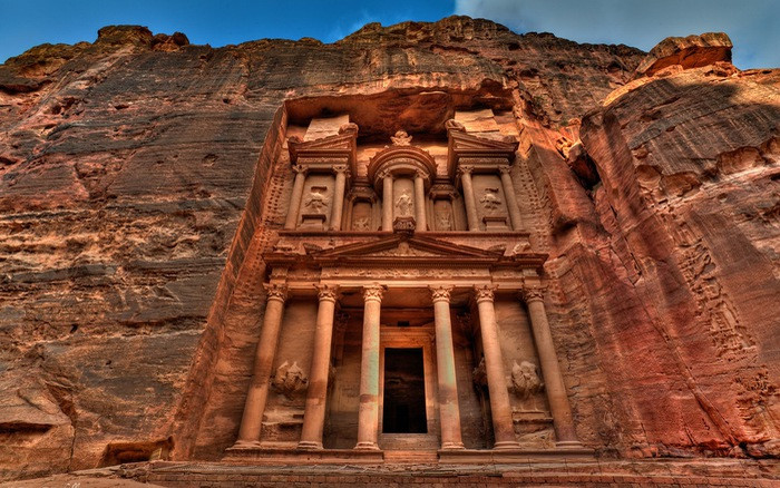  Thành phố cổ Petra ở Jordan là một điểm du lịch nổi tiếng thế giới. Được xây dựng vào khoảng năm 400 trước Công nguyên, Petra từng là thành phố cổ sầm uất trong nhiều thế kỷ.