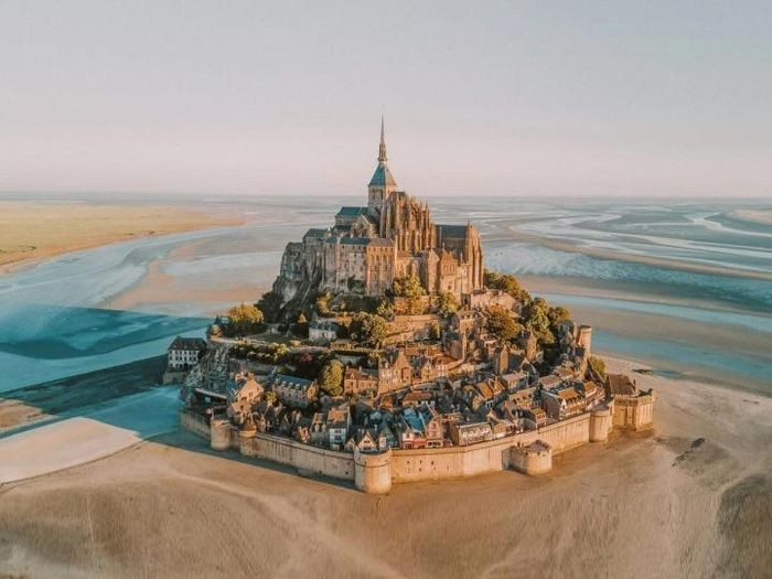 Đảo tu viện Mont-Saint-Michel nằm ở Tây Bắc nước Pháp, cách thủ đô Paris hơn 350 km. Tu viện này là công trình kiến tạo ngoạn mục đáng kinh ngạc đóng vai trò quan trọng trong lịch sử nước Pháp qua nhiều thế kỷ.