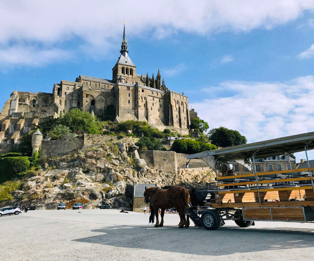 Ít có nơi nào trên thế giới mà sự thay đổi của thủy triều lại đáng kể như ở đây. Một năm có đến 53 ngày, nước thủy triển lên xuống mức đỉnh điểm, có thể cao gần 13 m, nhưng rút xuống chỉ trong vài tiếng đồng hồ.