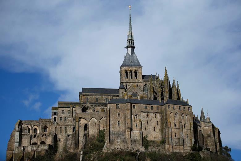 Không hổ danh là một trong ba điểm thăm quan hàng đầu nước Pháp (sau tháp Eiffel và lâu đài Versailles), đảo Mont-Saint-Michel hiện ra sừng sững, hiên ngang với một ngọn tháp nhọn hoắt chĩa thẳng lên bầu trời xanh.