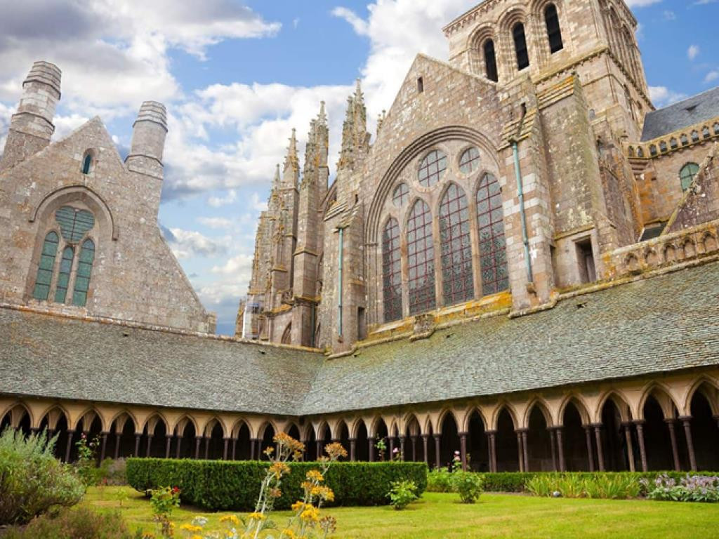 Chính sự lên xuống của thuỷ triều khiến tu viện khi thì giống như một ngọn đồi trên cạn. Lúc khác, Mont-Saint-Michel lại trở thành một hòn đảo nổi giữa đại dương.