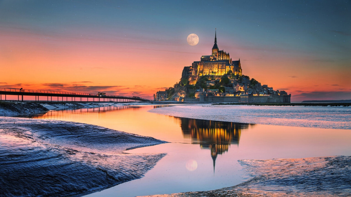 Mới đây, tu viện Mont-Saint-Michel vừa kỷ niệm 1.000 năm ngày xây dựng. Để kỷ niệm sinh nhật của tu viện, các buổi hòa nhạc, hội nghị sẽ được tổ chức tại đây cùng với một buổi biểu diễn ánh sáng mang tên “Thiên niên kỷ” vào ngày 23/6.