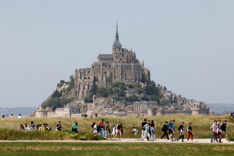 Đảo Mont-Saint-Michel không giống những hòn đảo khác bởi nó biến đổi không ngừng theo sự thay đổi của thuỷ triều.