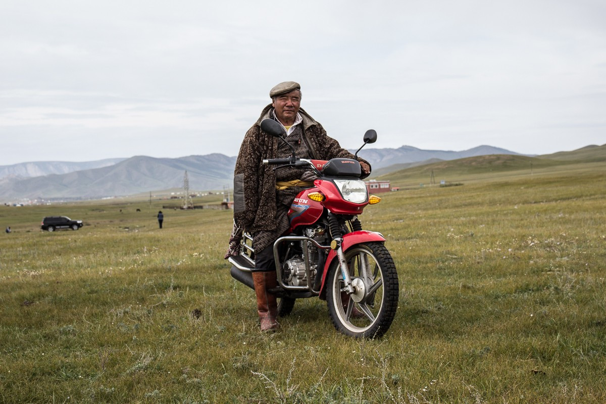 Ông Datmonkh sử dụng xe máy đi chăn gia súc vì chân của ông bị đau nên không thể cưỡi ngựa. “Mặc dù vậy, xe máy không thể thay thế cho ngựa được”, ông Datmonkh nói. Ảnh: Al Jazeera. 