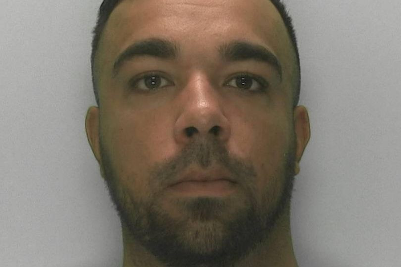 Tên tội phạm bị bắt vì đòi cảnh sát thay ảnh truy nã đẹp hơn Ten toi pham bi bat vi doi canh sat thay anh truy na dep hon