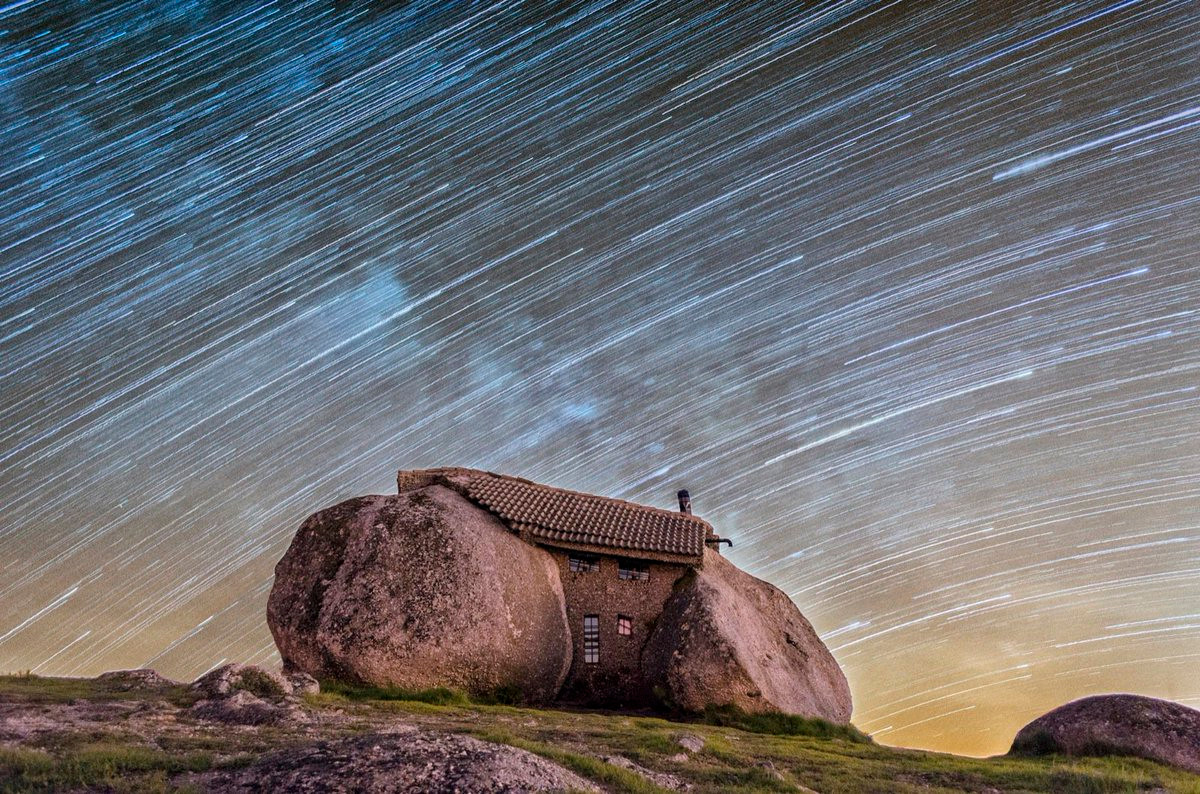 Ngôi nhà đá trên núi Fafe ở Bồ Đào Nha, được nhiều cư dân mạng gọi là ngôi nhà cô đơn nhất thế giới, vì được xây dựng giữa những khe nứt của đá nên có thể nói đây là phiên bản thực tế của “Ngôi nhà đá lửa".