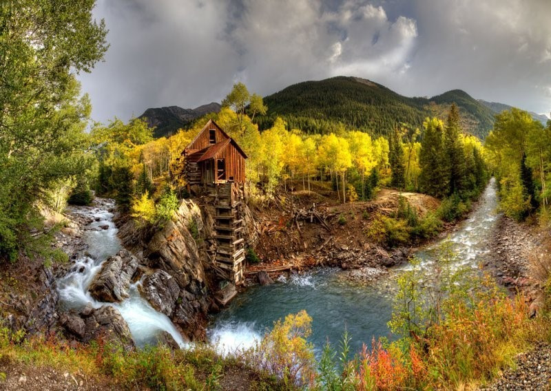 Crystal Mill, Crystal, Colorado, Mỹ: Đây là một trong những nơi đẹp nhất ở bang Colorado, Mỹ. Ngôi nhà bằng gỗ nằm chênh vênh bên bờ sông Crystal giữa 2 thị trấn Glenwood Springs và Aspen trên quốc lộ 82.