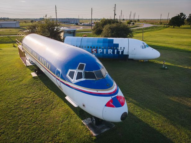 Phi công Mỹ biến 2 máy bay cũ thành ngôi nhà mơ ước Phi cong My bien 2 may bay cu thanh ngoi nha mo uoc