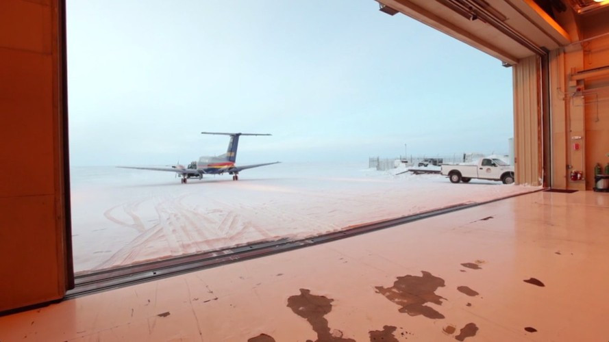 Để đến được thị trấn Utqiaġvik, bạn chỉ có thể đi bằng máy bay, không có bất cứ con đường nào khác vào và ra khỏi thị trấn đặc biệt này.