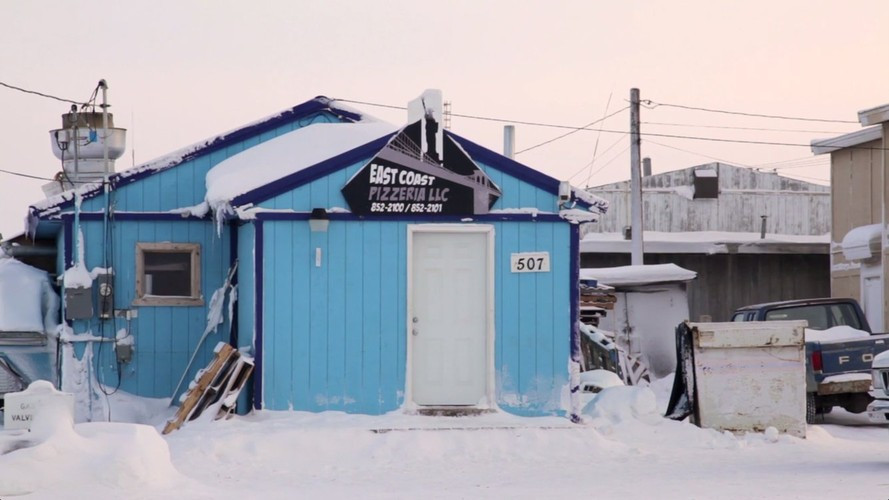 Thị trấn này có nhiều nhà hàng và chi phí bữa ăn trong các nhà hàng cũng khá đắt đỏ.